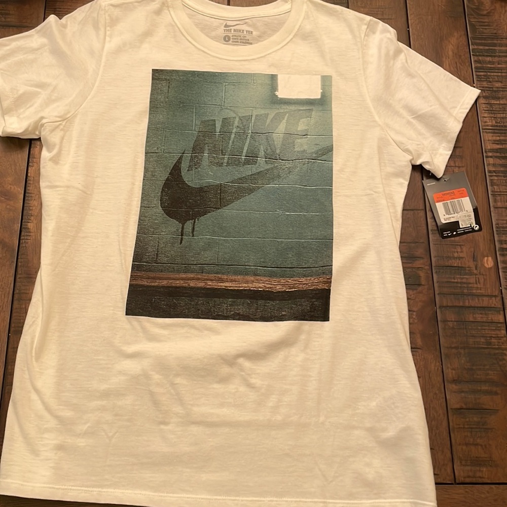 Nike women T-shirt size large slim fit brand new with tags